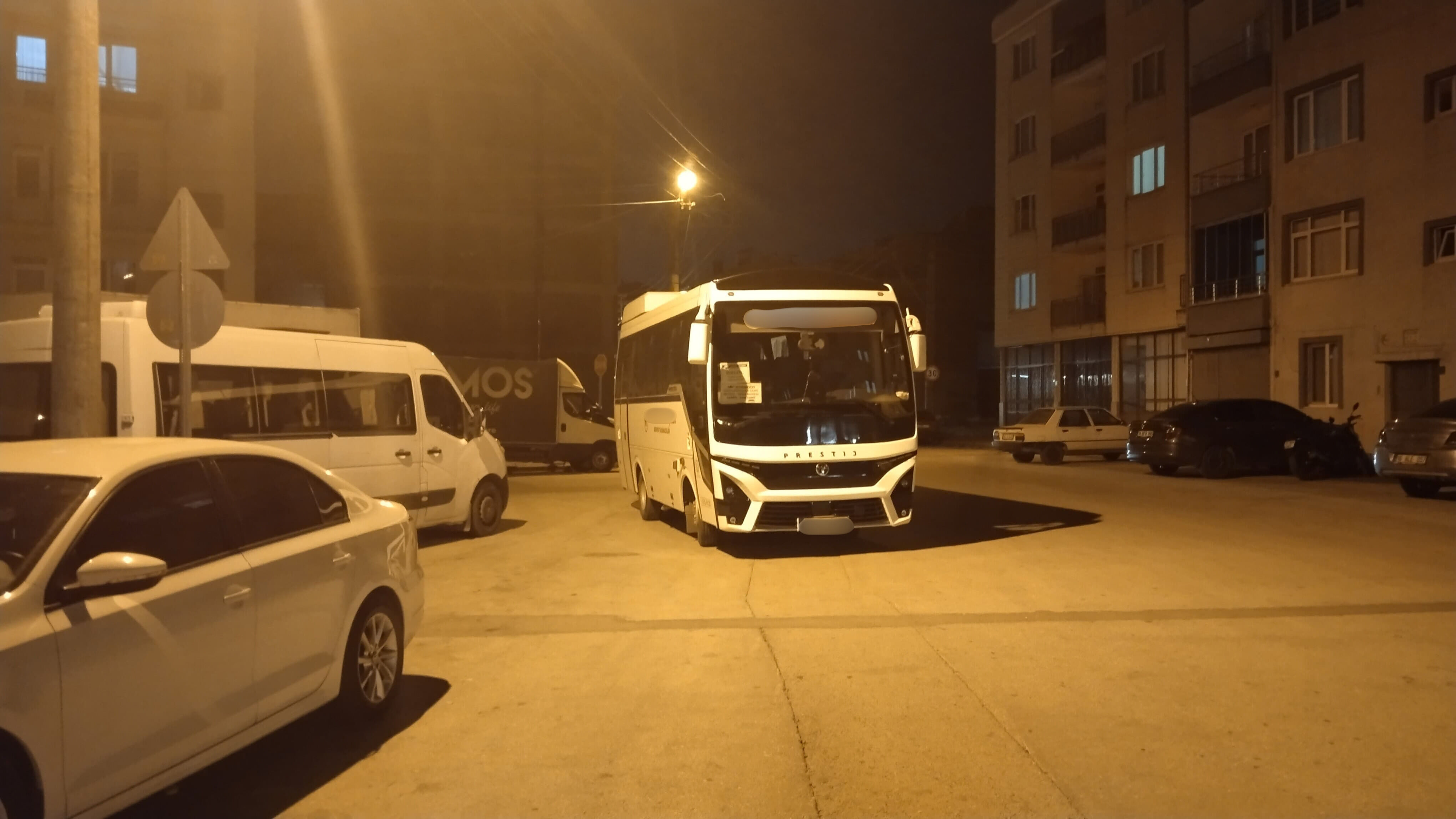İnegöl’de Hamidiye Ve Mahmudiye Mahallelerini Bağlayan Su Yolu Caddesi’nde Yol Ortasına Bırakılan Otobüs Sürücülere Zor Anlar Yaşattı. Vatandaşlar Denetim Istedi.c4809081 8356 4Bf8 860D Cd34753Db98F