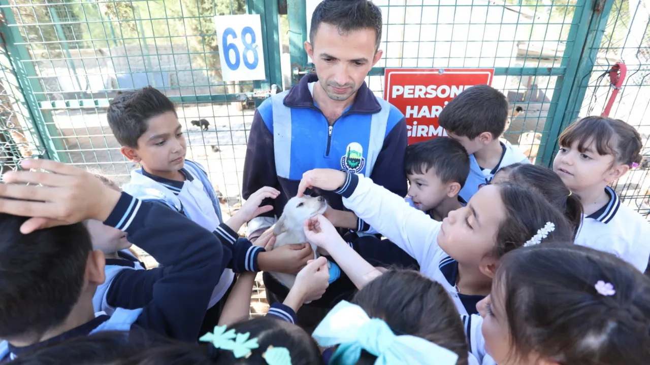 İnegöl’de Hayvanları Koruma Günü’nde Duvarlar Çocukların Fırçalarıyla Renklendi (7)
