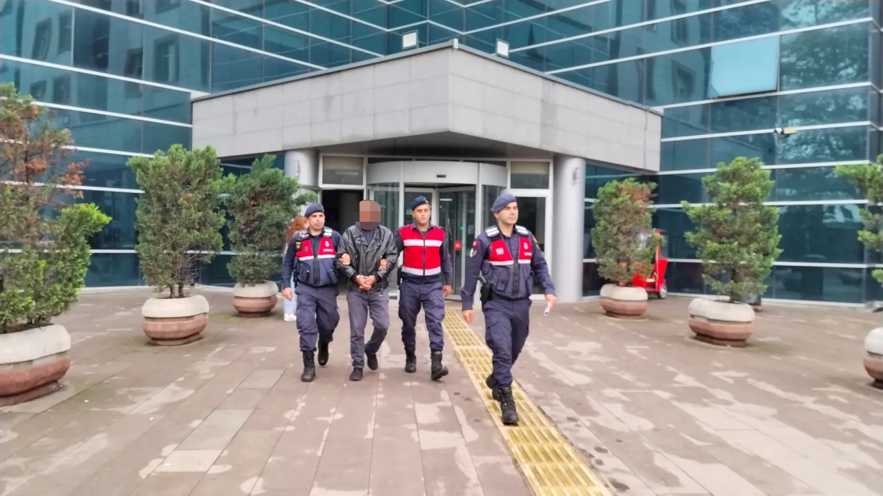 İnegöl’de Jandarma Dedektif Gibi İz Sürdü! Altın Hırsızı Çaldığı Altınlarla Yakalandı (1)