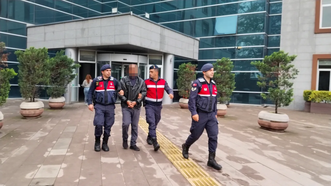 İnegöl’de Jandarma Dedektif Gibi İz Sürdü! Altın Hırsızı Çaldığı Altınlarla Yakalandı (2)