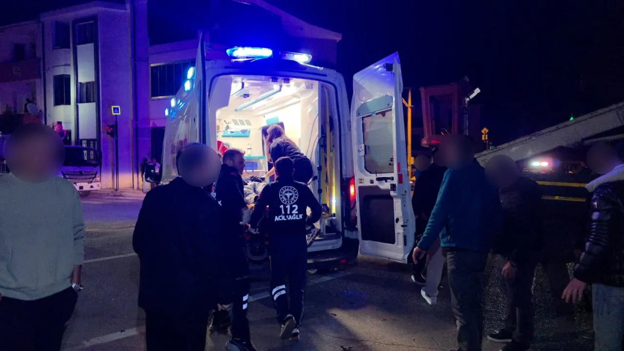 İnegöl’de Kamyonet Ile Motosiklet Çarpıştı 1 Ölü, 1 Ağır Yaralı (1)