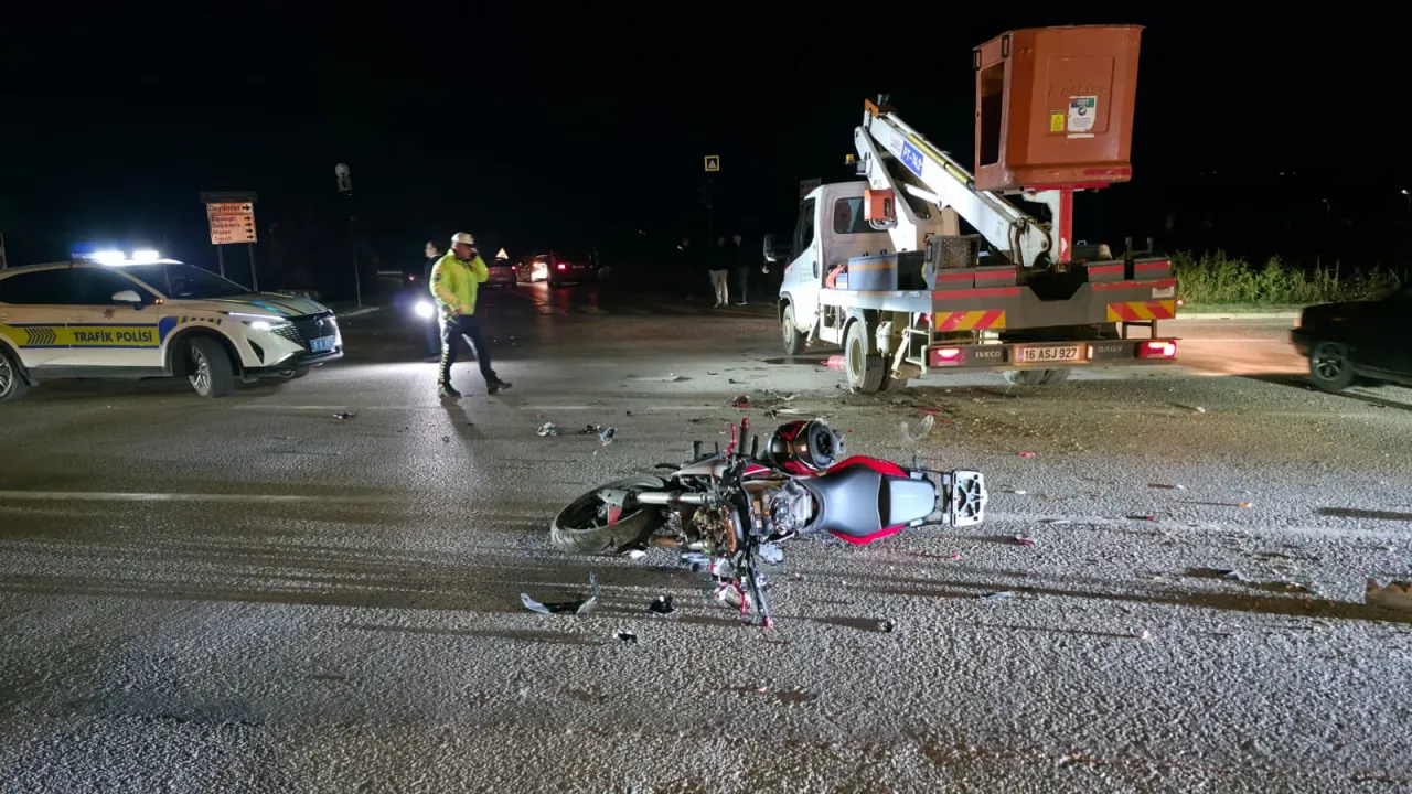 İnegöl’de Kamyonet Ile Motosiklet Çarpıştı 1 Ölü, 1 Ağır Yaralı (2)