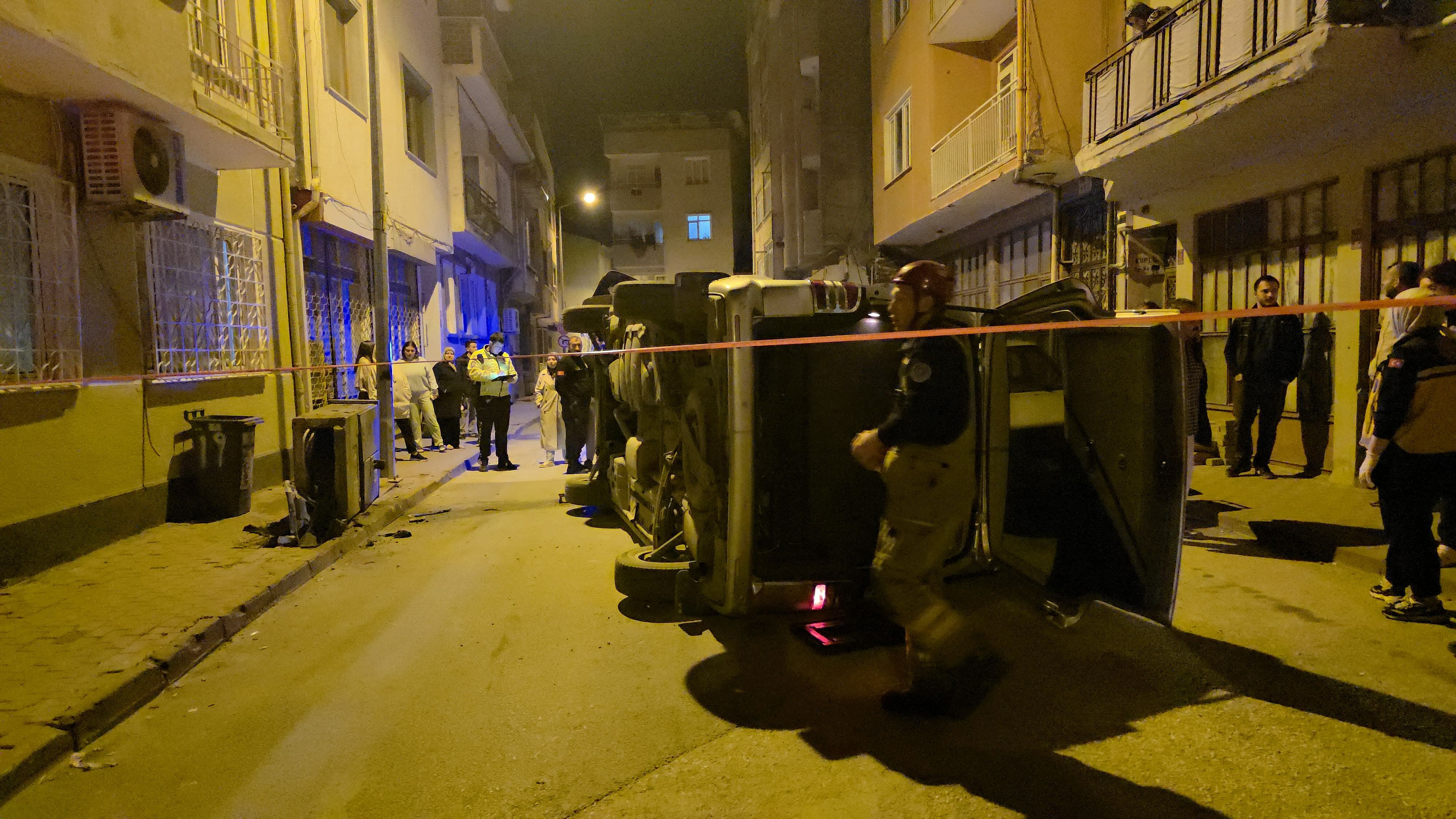 İnegöl'de Kamyonet Trafoyu Devirdi