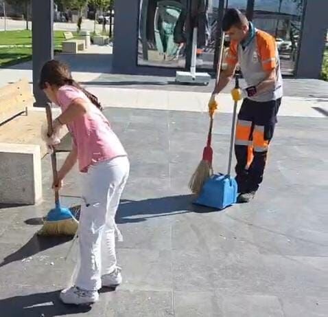 İnegöl’de Kaykaylı Çocuklardan Çevre Temizliği Mesajıwhatsapp Image 2026 10 04 At 16.39.37