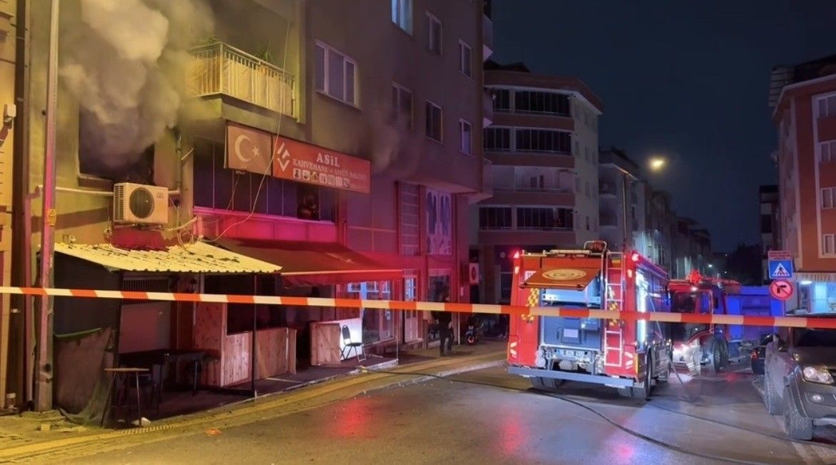 İnegöl'de Kıraathanede Gece Yarısı Çıkan Yangın Korkuttu (2)