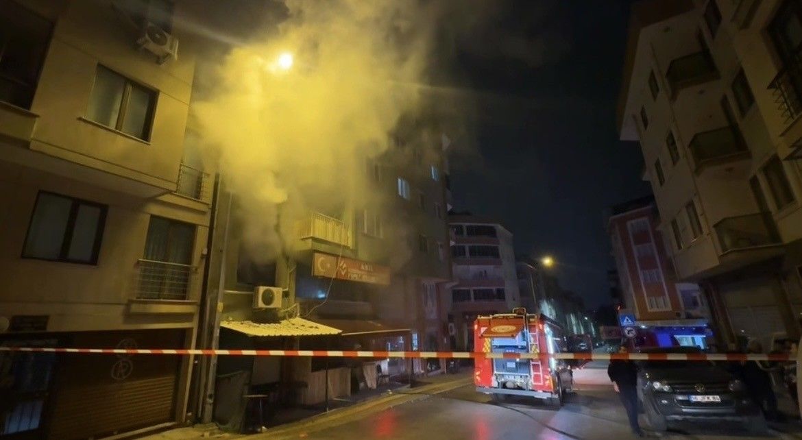 İnegöl'de Kıraathanede Gece Yarısı Çıkan Yangın Korkuttu (4)