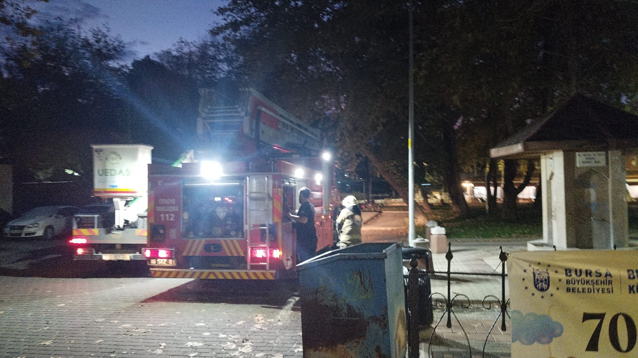 İnegöl’de Kuğulu Park’ta Aydınlatma Direğinde Yangınwhatsapp Image 2026 10 20 At 18.48.18