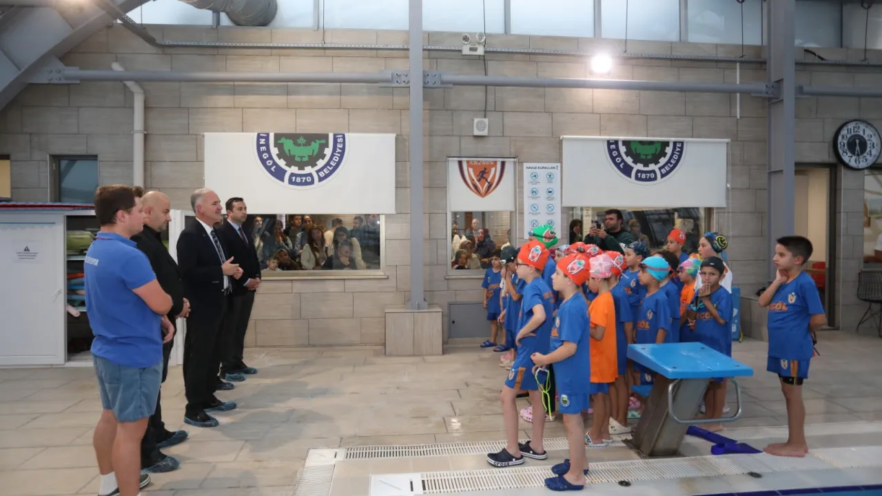 İnegöl'de Minik Yüzücüler Sabah 05.30'Da Antrenmana Başlıyor! Başkan Taban Sporcularla Buluştu (4)