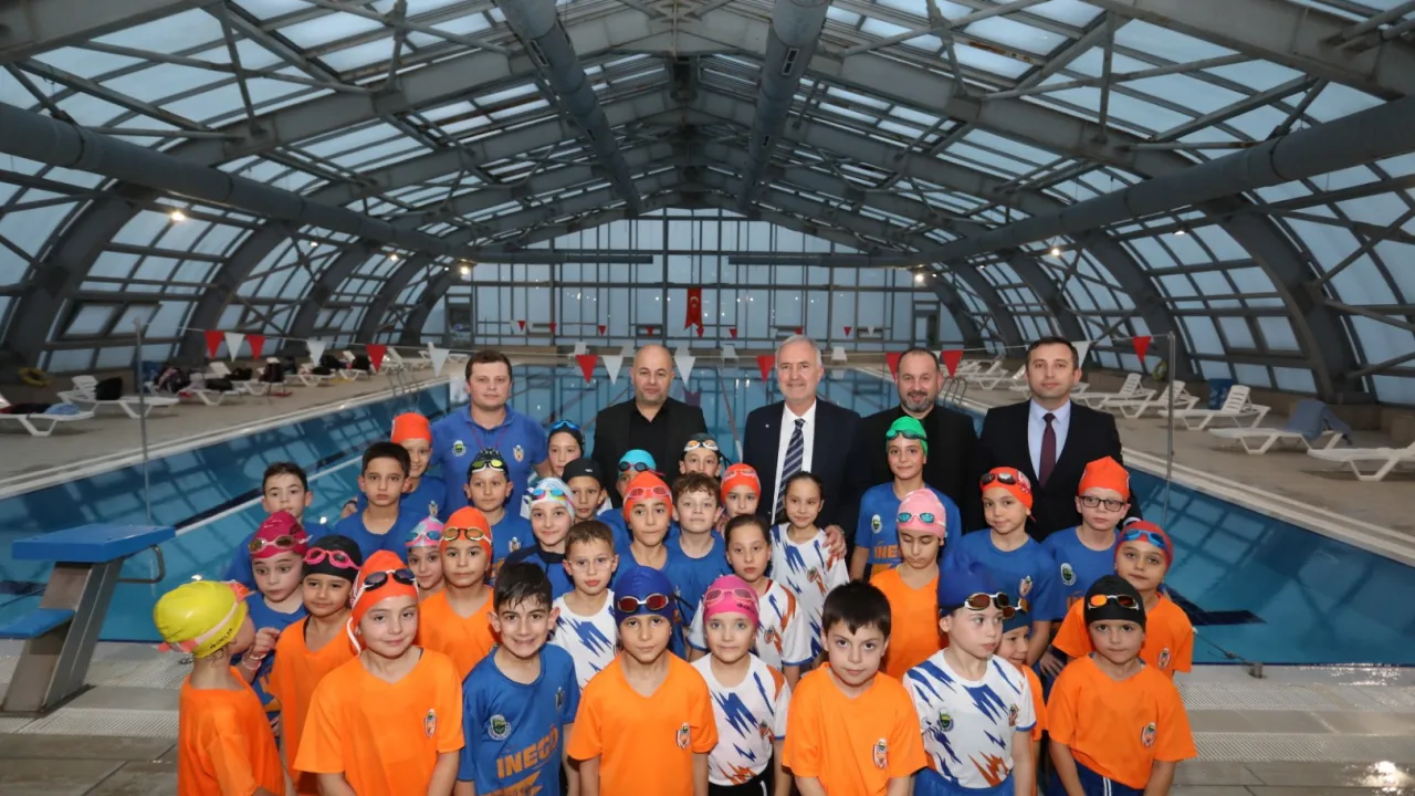 İnegöl'de Minik Yüzücüler Sabah 05.30'Da Antrenmana Başlıyor! Başkan Taban Sporcularla Buluştu (5)