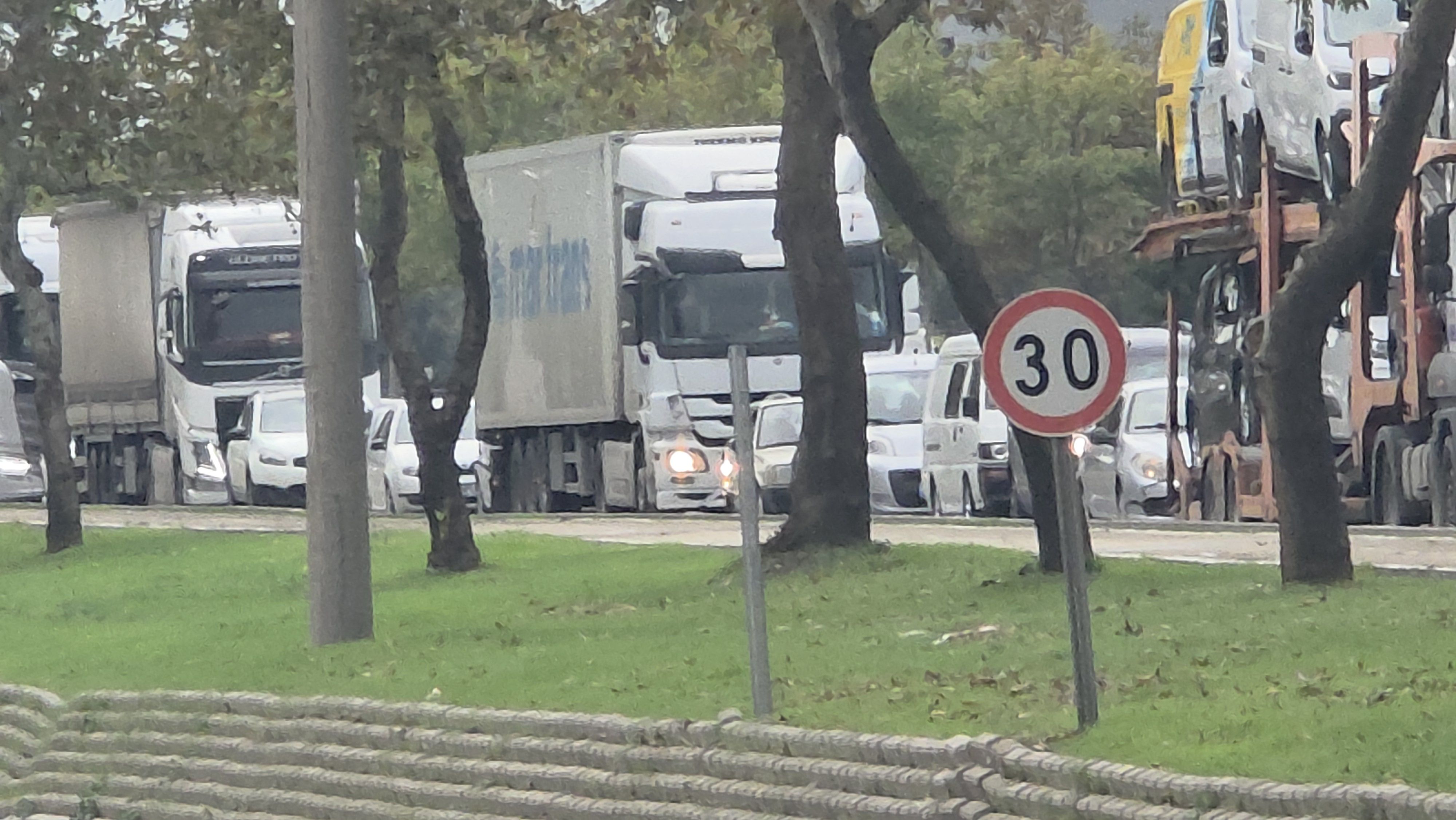 İnegöl'de Otobüs Ile Otomobil Çarpıştı! Trafik Kilitlendiwhatsapp Image 2026 10 18 At 16.31.06