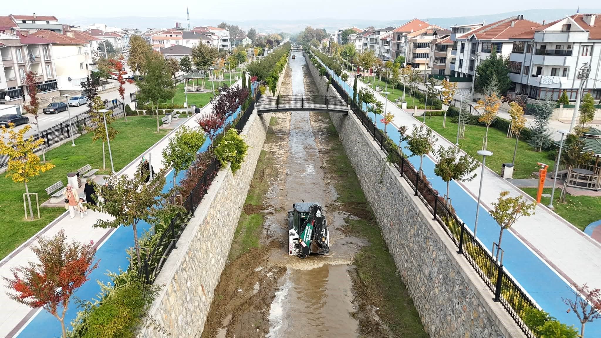 İnegöl'de Sel Ve Su Baskınlarına Karşı Kanal İnegöl'de Temizlik Başladıaw818858 01