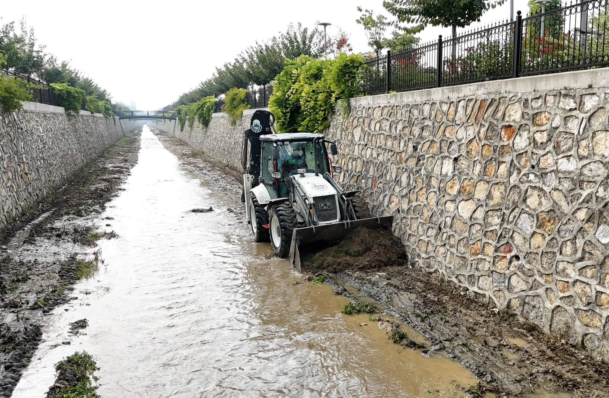 İnegöl'de Sel Ve Su Baskınlarına Karşı Kanal İnegöl'de Temizlik Başladıaw818858 04