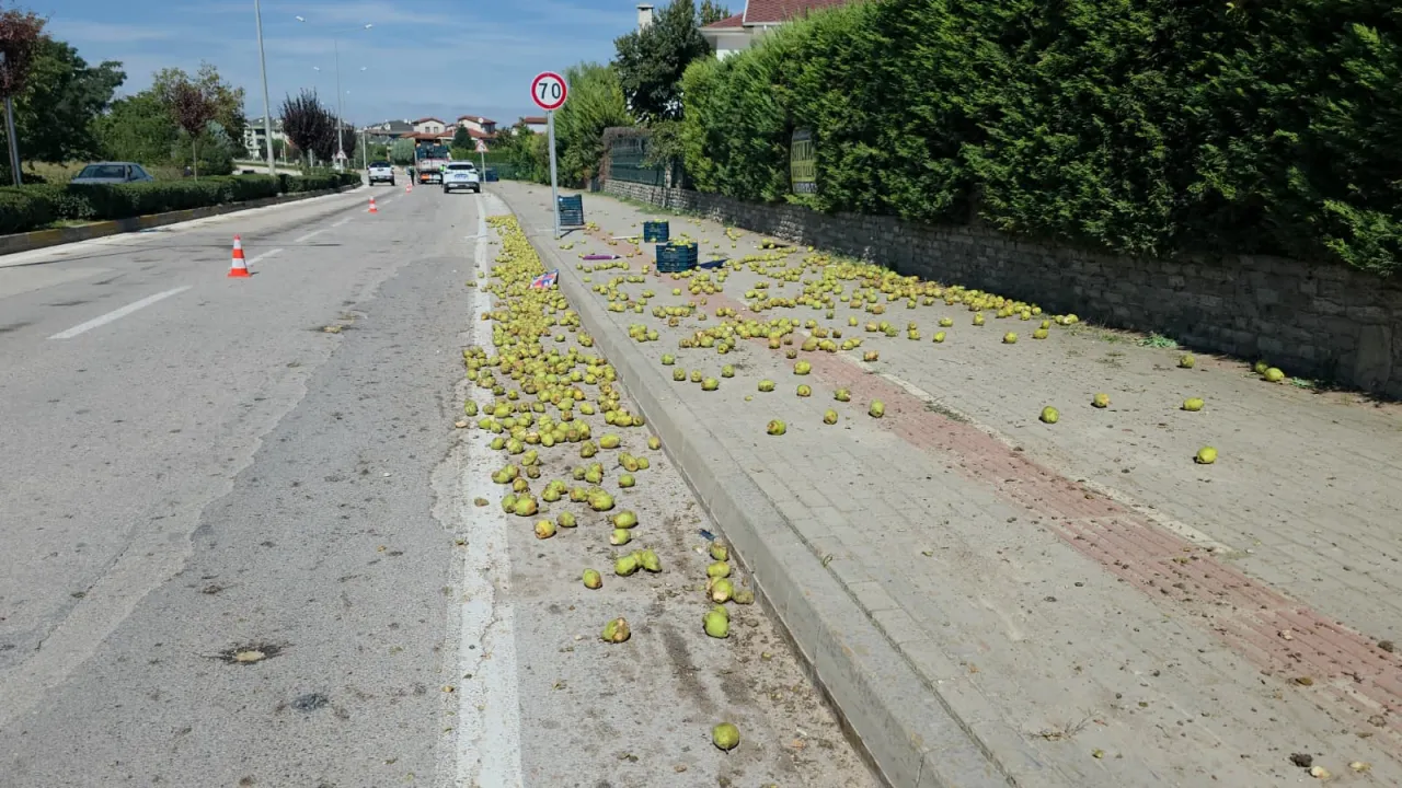 İnegöl’de Tir’daki Armut Kasaları Devrildi, Yol Trafiğe Kapatıldı (2)