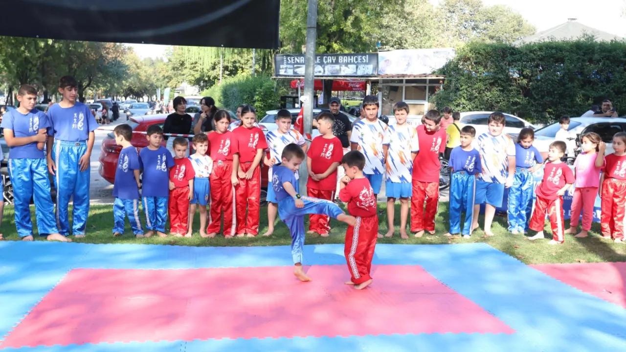 İnegöl'de Yüzlerce Çocuk Spor Şenliğinde Buluştu! 17 Farklı Branşı Deneyimlediler (13)