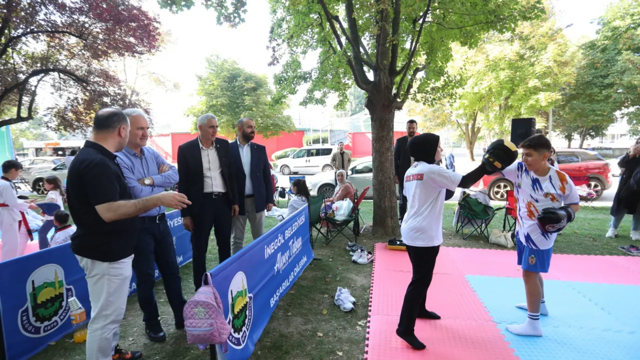 İnegöl'de Yüzlerce Çocuk Spor Şenliğinde Buluştu! 17 Farklı Branşı Deneyimlediler (4)