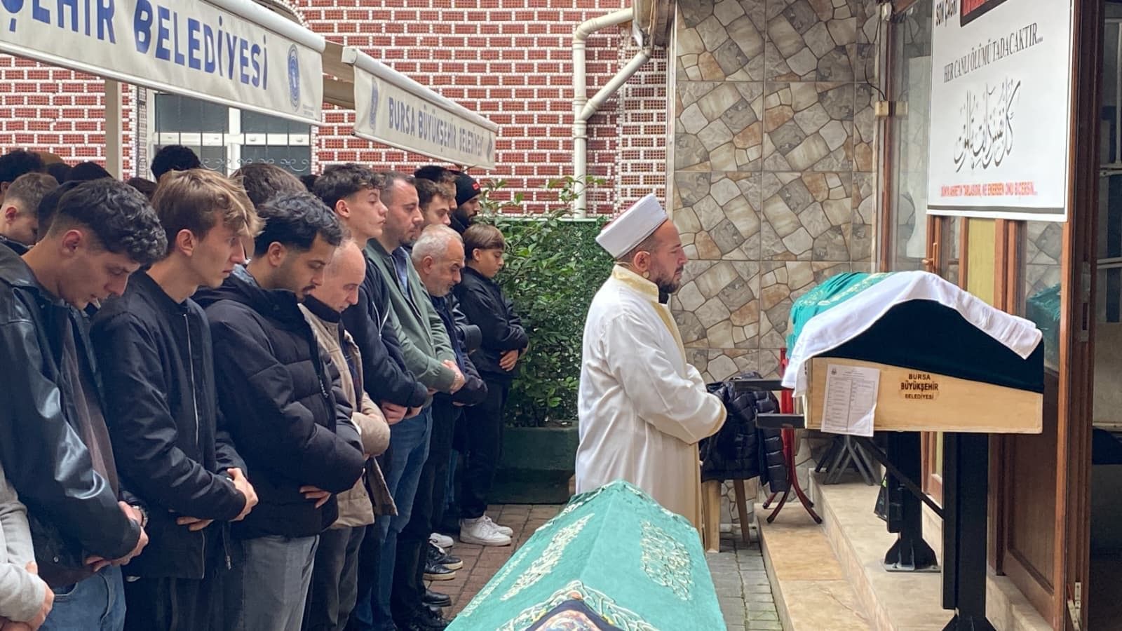 İnegöl'deki Bıçaklı Kavgada Hayatını Kaybeden Emre Acar Son Yolculuğuna Uğurlandıaw813017 01
