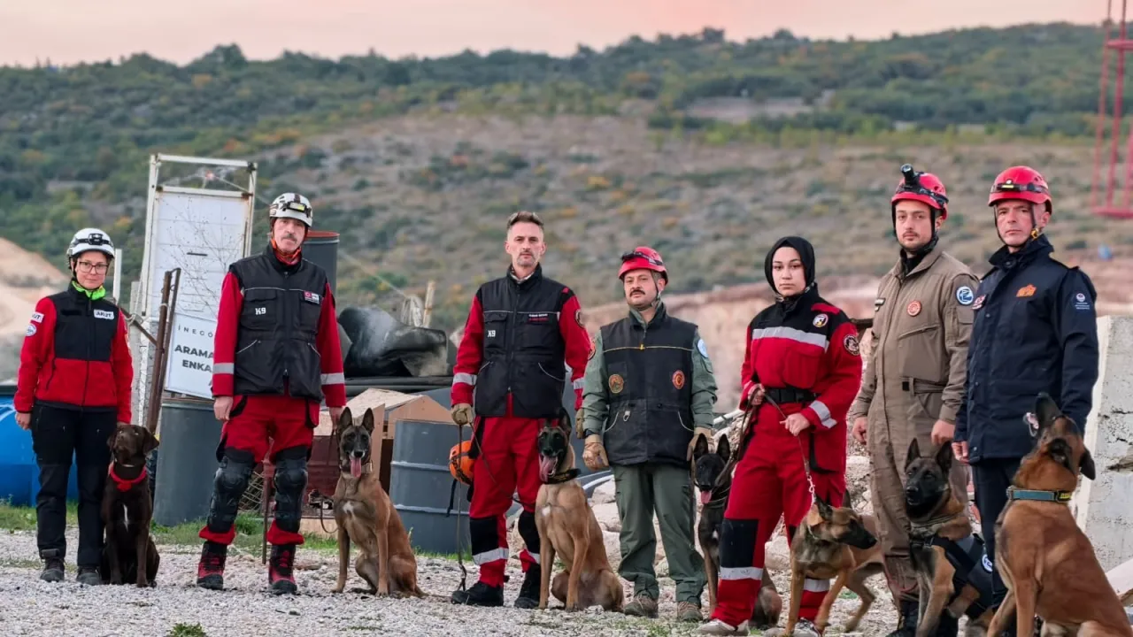 İnegöl'deki Enkaz Alanı K9 Köpeklerinin Eğitim Üssü Oldu! Rusya'dan Bile Geliyorlar (1)