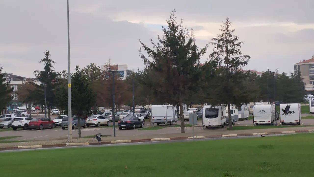 İnegöllüler Dikkat! Kaymakamlık Yanındaki Otopark Karavan Parkına Döndü (1)