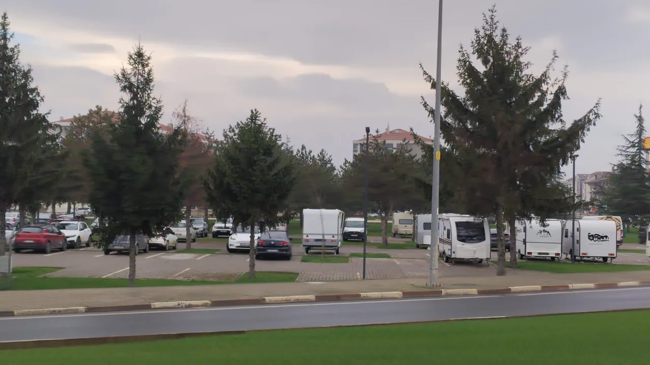 İnegöllüler Dikkat! Kaymakamlık Yanındaki Otopark Karavan Parkına Döndü (3)
