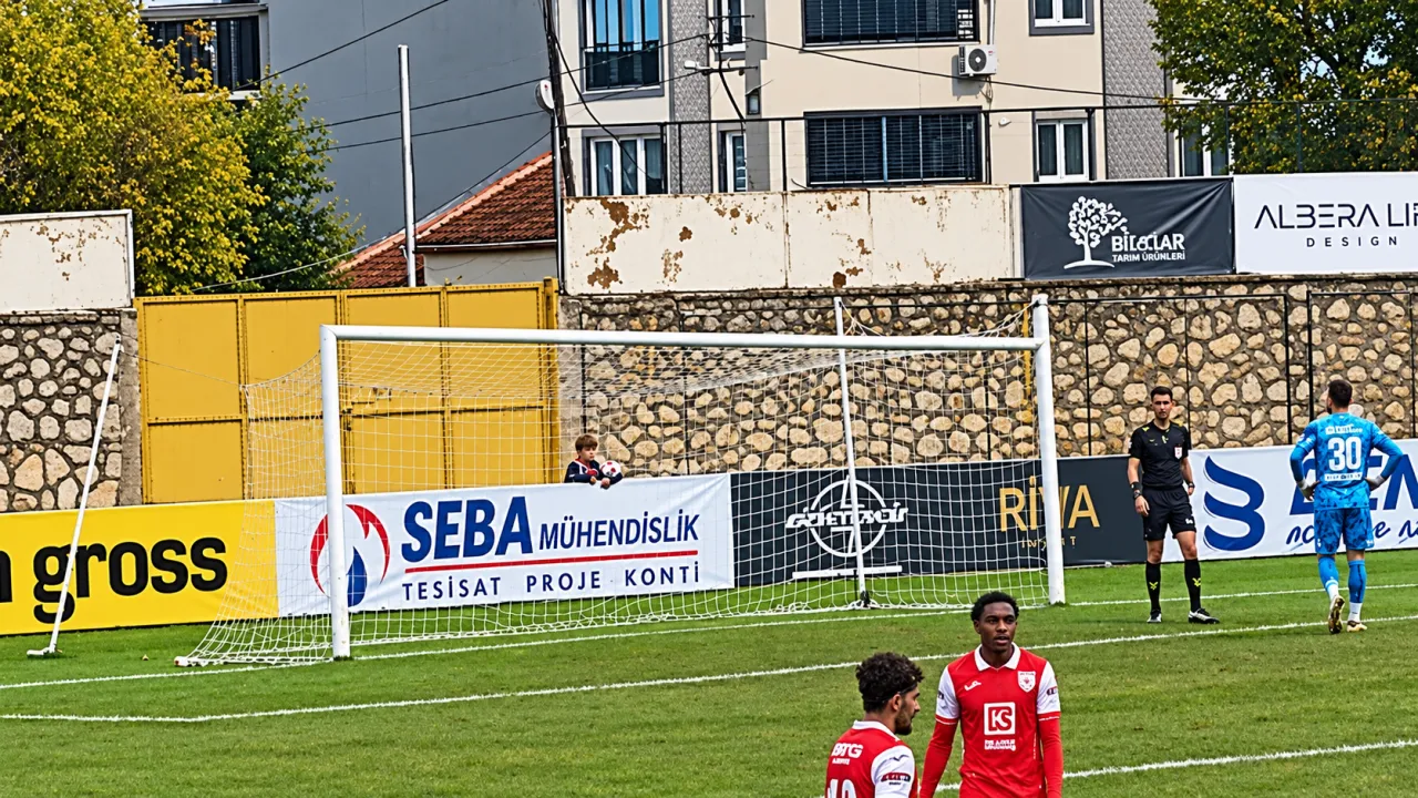 İnegölspor Maçında Ilginç Anlar! Maç Oynanırken Kale Yerinden Çıktı