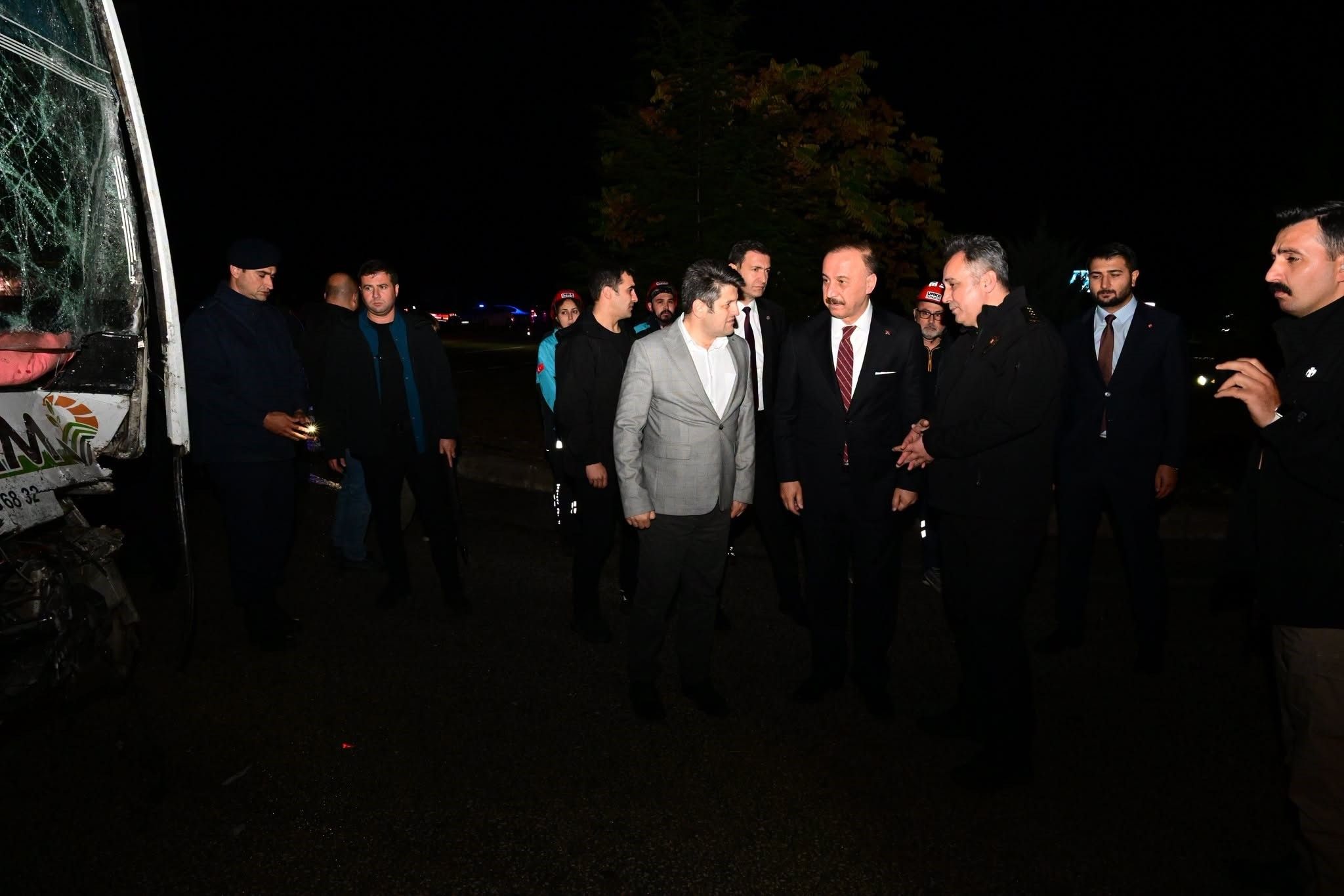 Isparta'da Tarım Işçilerini Taşıyan Midibüs Tıra Çarptı Çok Sayıda Yaralı Var! (1)-1
