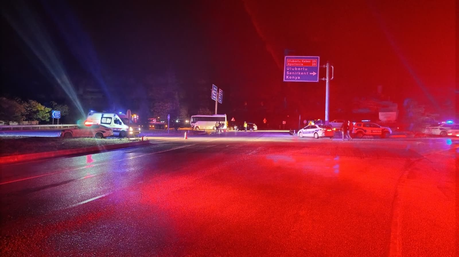 Isparta'da Tarım Işçilerini Taşıyan Midibüs Tıra Çarptı Çok Sayıda Yaralı Var! (2)