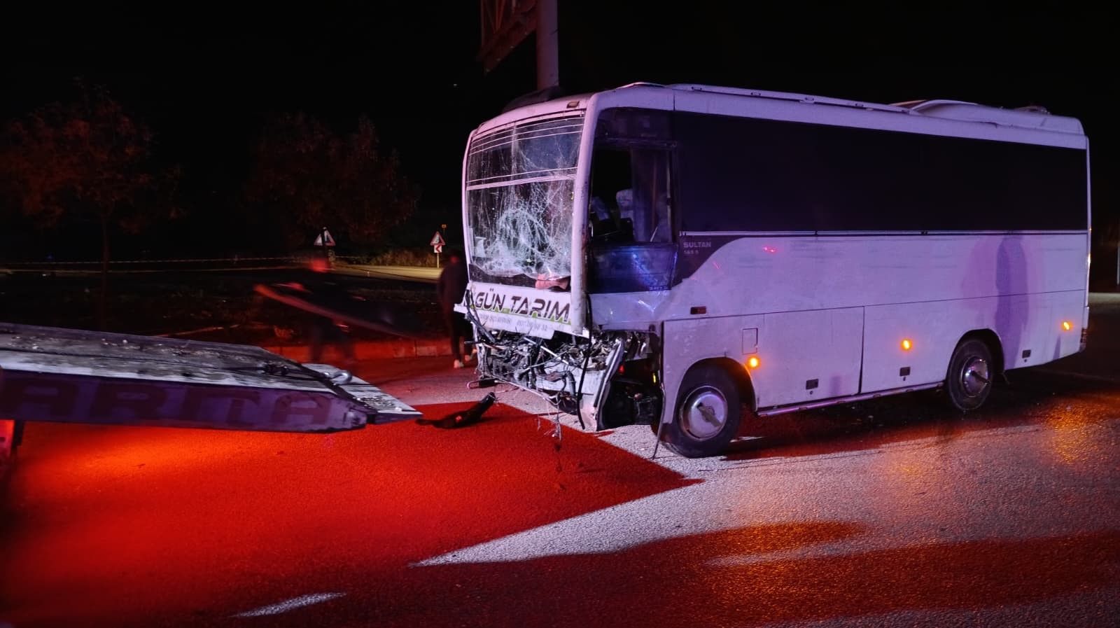 Isparta'da Tarım Işçilerini Taşıyan Midibüs Tıra Çarptı Çok Sayıda Yaralı Var! (3)