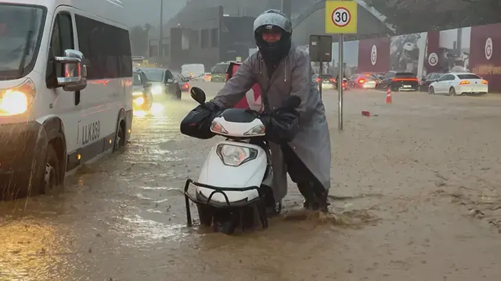 İstanbul’u Sağanak Vurdu: Valilik Acı Haberi Duyurdu: 1 Kişi Hayatını Kaybetti6Acfb151Ea5Ea19Fcfcddf21.Jpg