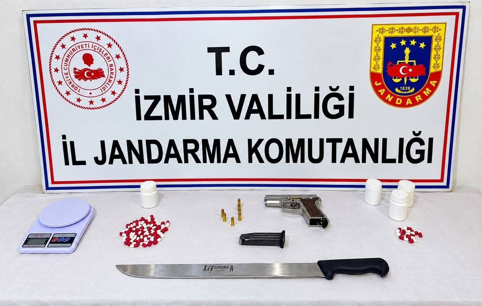 İzmir'de uyuşturucu operasyonu: 77 hap ele geçirildi