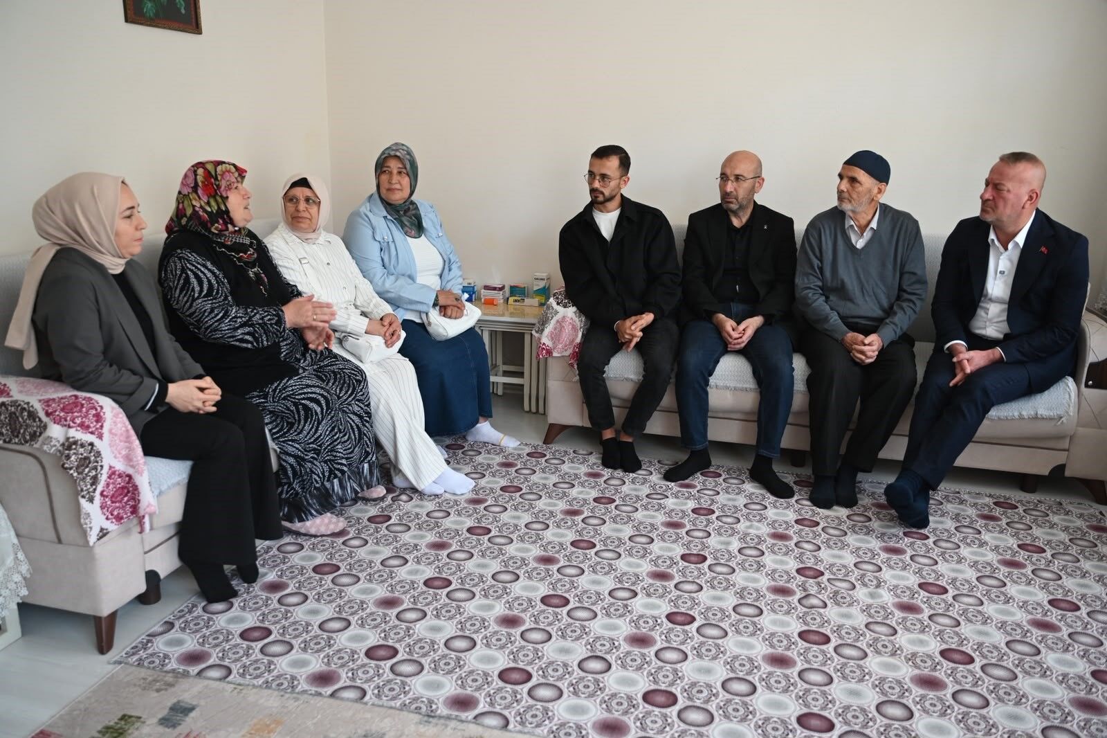 Karacabey Belediye Başkanı Karabatı’dan Dünya Yaşlılar Günü’nde Anlamlı Ziyaretaw800662 03