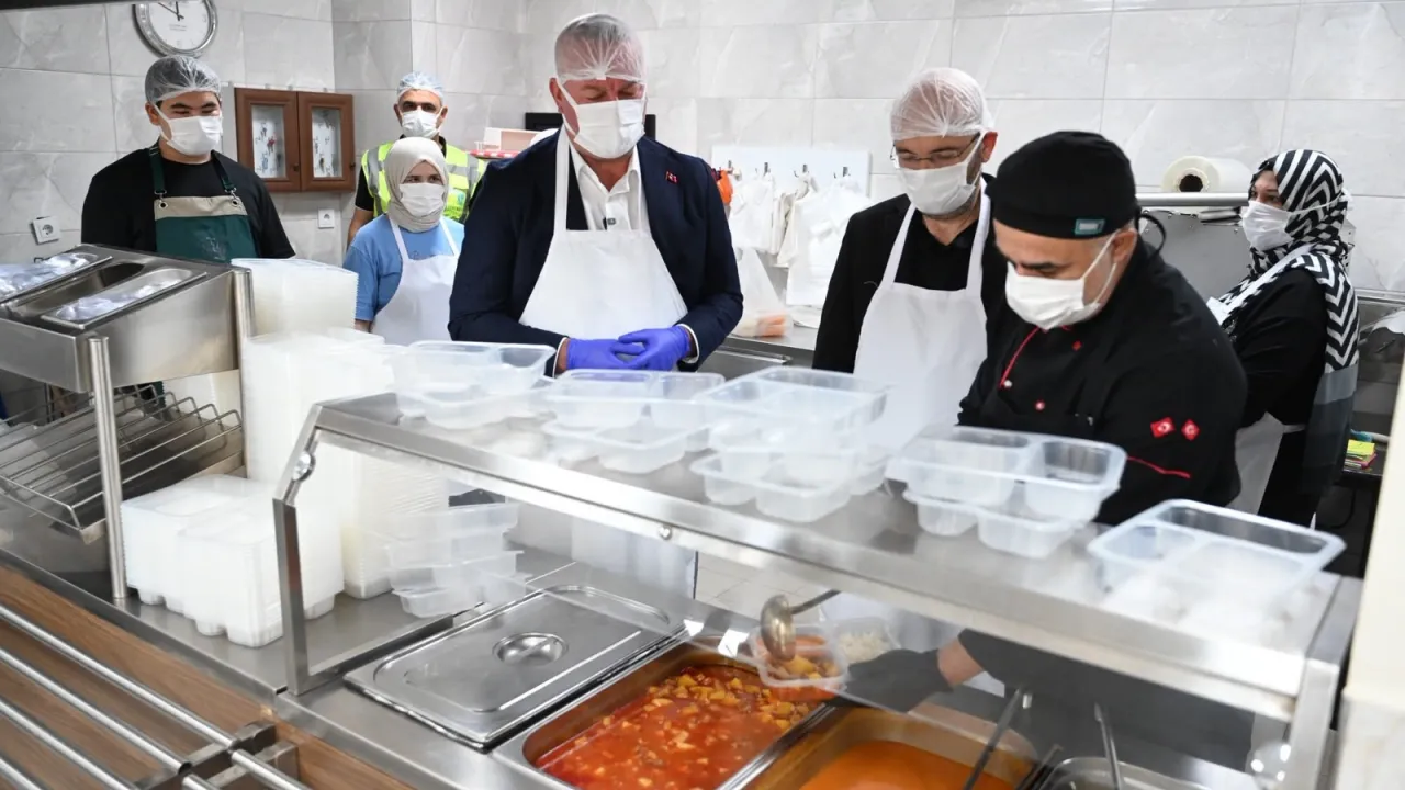Karacabey Belediyesi'nden Ihtiyaç Sahiplerine 13 Farklı Destek! Öğrencilere De Sıcak Çorba (1)