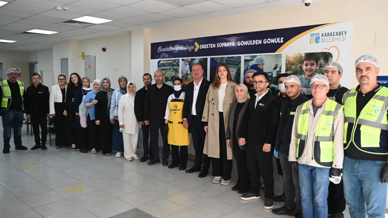Karacabey Belediyesi'nden Ihtiyaç Sahiplerine 13 Farklı Destek! Öğrencilere De Sıcak Çorba (2)