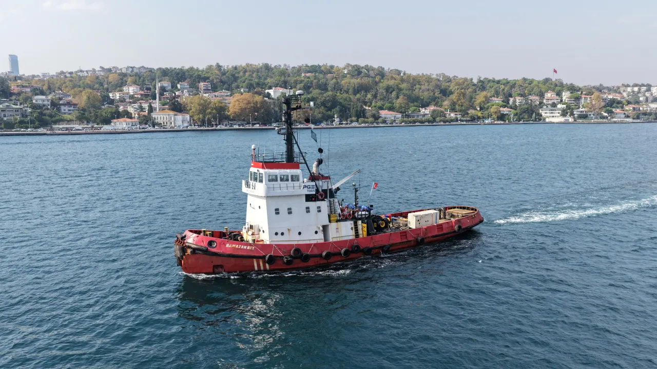 Karadeniz'de Vurulan İki Gemi İstanbul Boğazı'ndan Geçti (2)