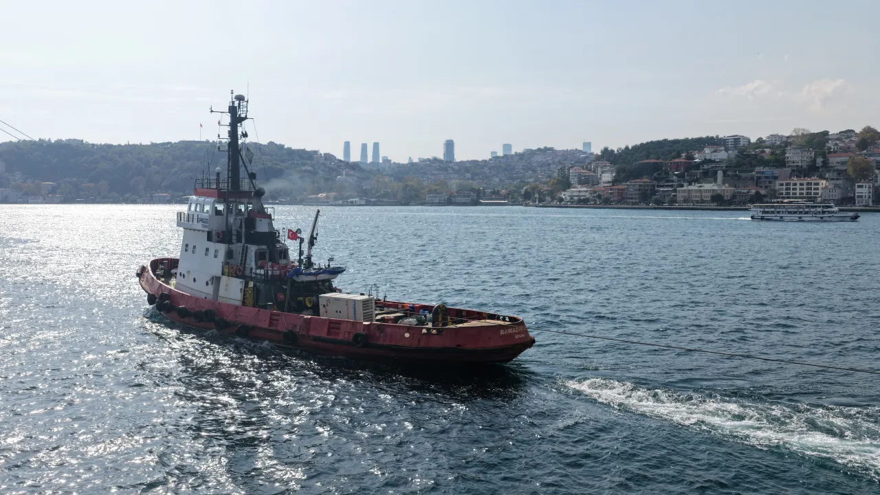 Karadeniz'de Vurulan İki Gemi İstanbul Boğazı'ndan Geçti (3)