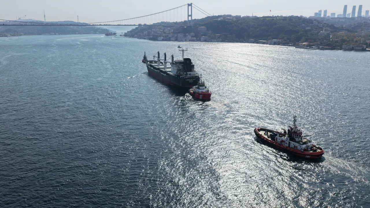 Karadeniz'de Vurulan İki Gemi İstanbul Boğazı'ndan Geçti (4)