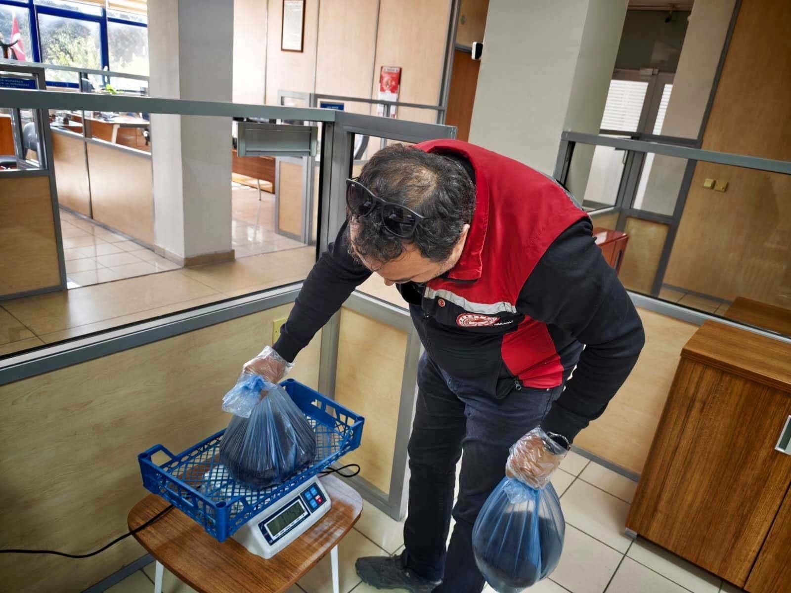 Kayseri Havalimanı'nda Yasa Dışı Yollarla Ülkeye Sokulmak Istenen 25 Bin Canlı Sülük Yakalandıaw813680 05