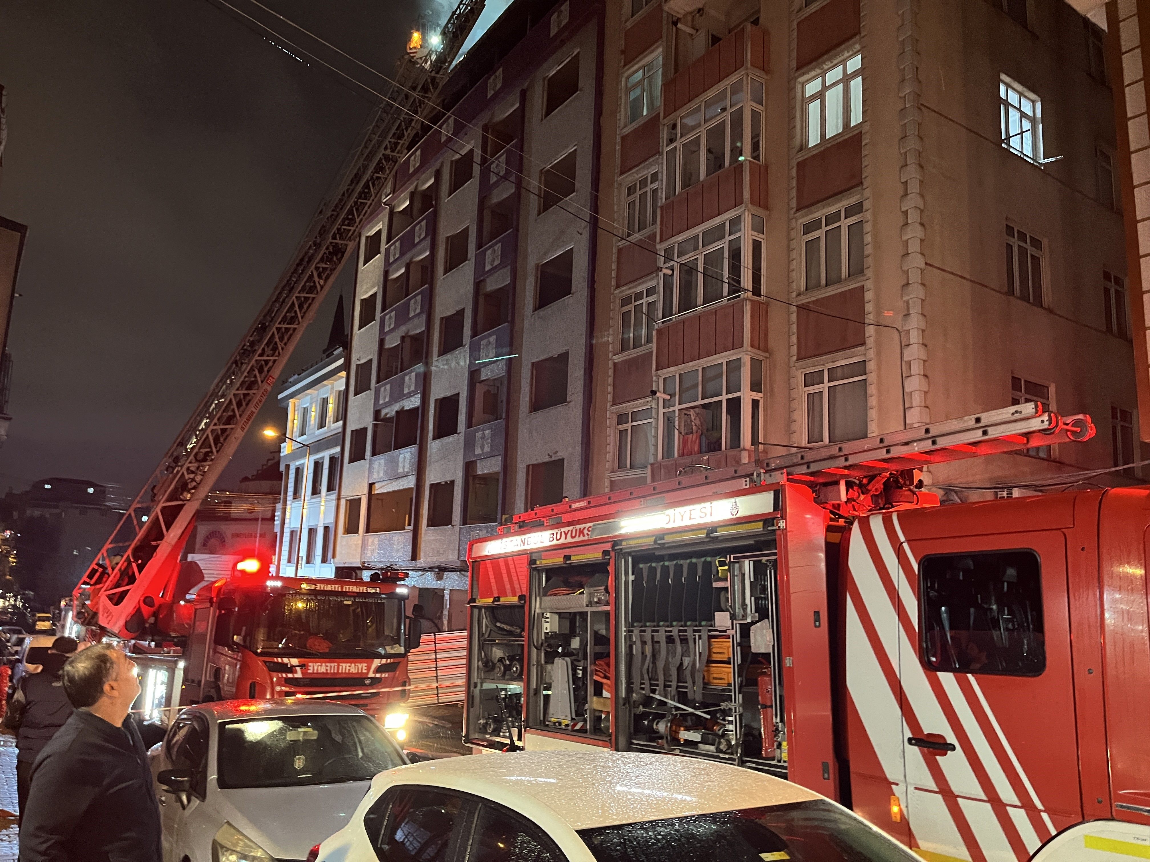 Kentsel Dönüşüm Için Boşaltılmıştı: 7 Katlı Binanın Çatısı Alev Alev Yandıaw809307 01