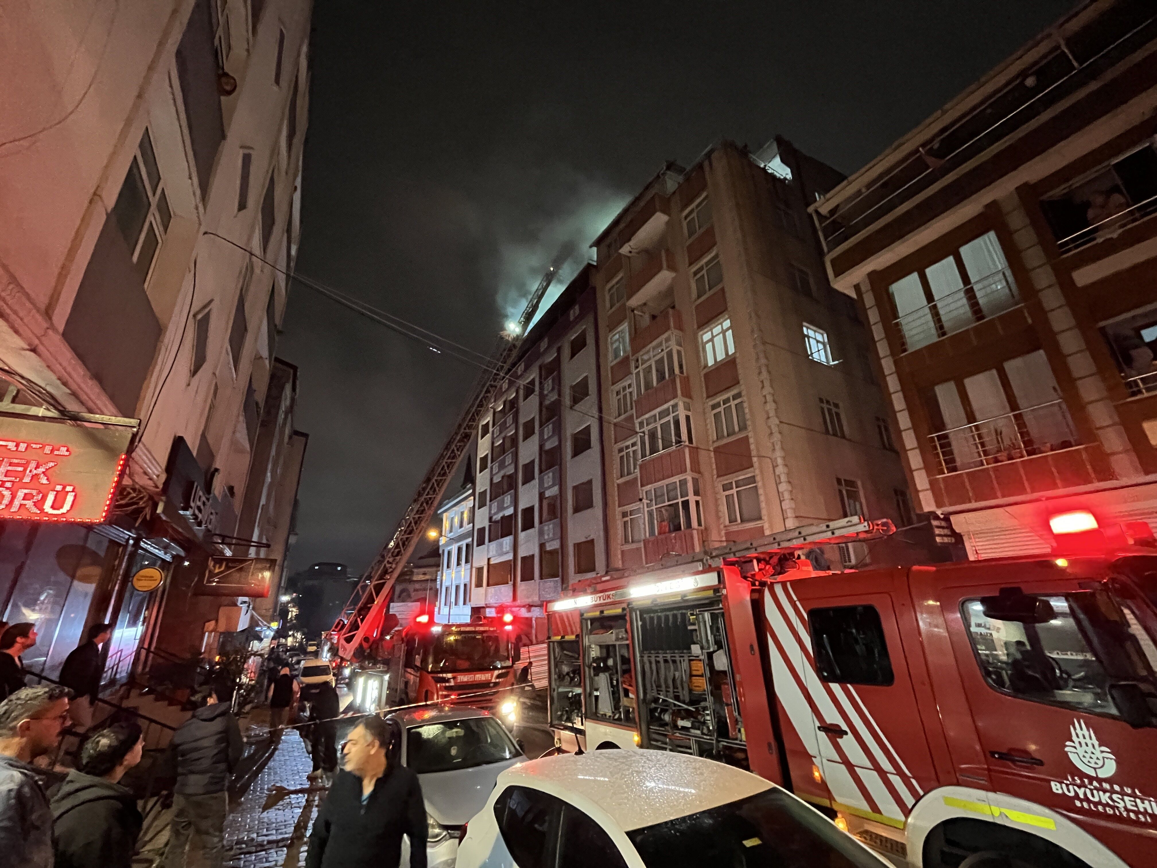 Kentsel Dönüşüm Için Boşaltılmıştı: 7 Katlı Binanın Çatısı Alev Alev Yandıaw809307 02