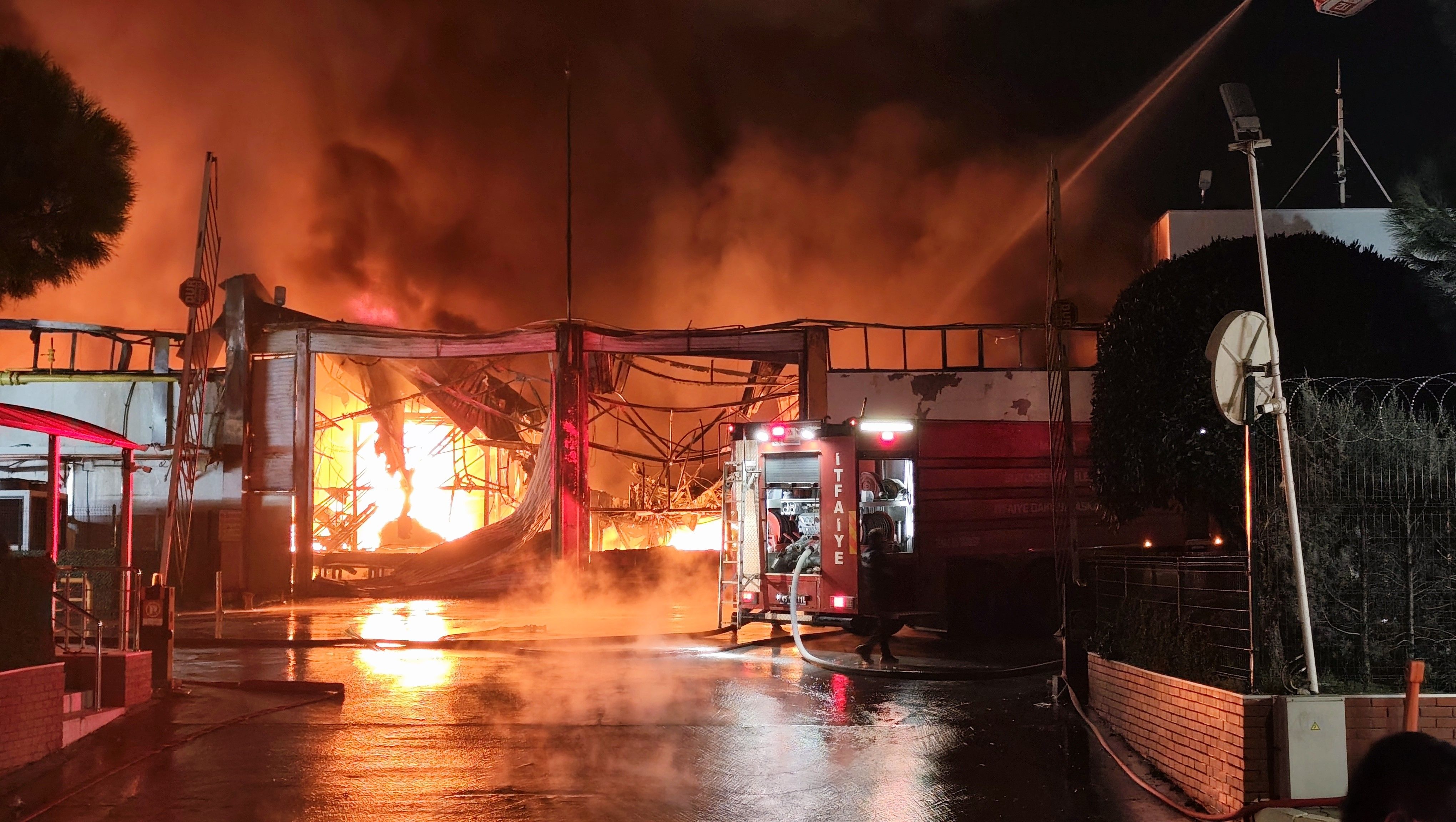 Manisa'da İnci Akü Fabrikasında Yangın! İşçiler Tahliye Edildi A