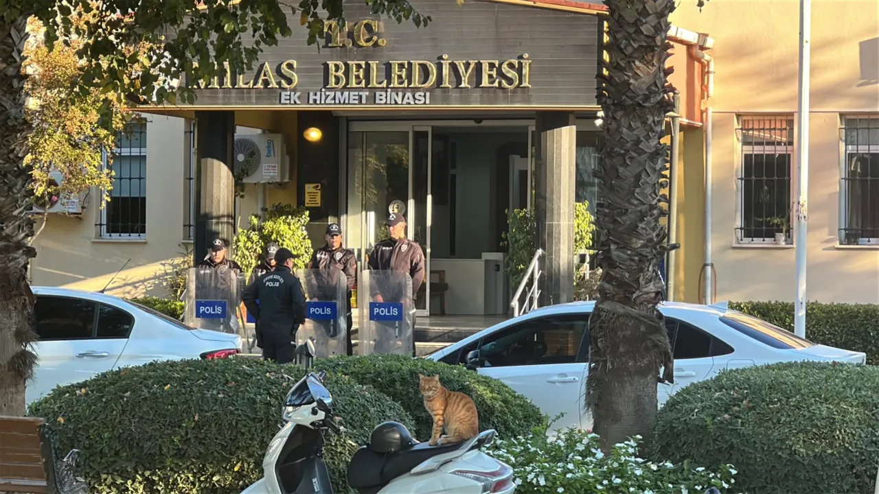 Milas Belediyesi'ne Operasyon! Belediyeye Giriş Çıkışlar Durduruldu (1)