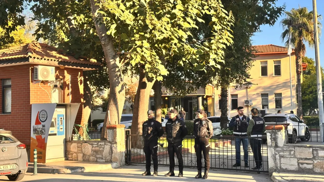 Milas Belediyesi'ne Operasyon! Belediyeye Giriş Çıkışlar Durduruldu (3)