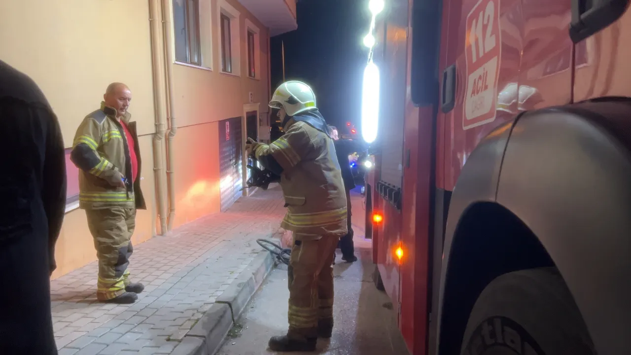 Mudanya’da Apartmanı Yoğun Duman Sardı Yaşlı Kadın Itfaiye Tarafından Kurtarıldı (2)