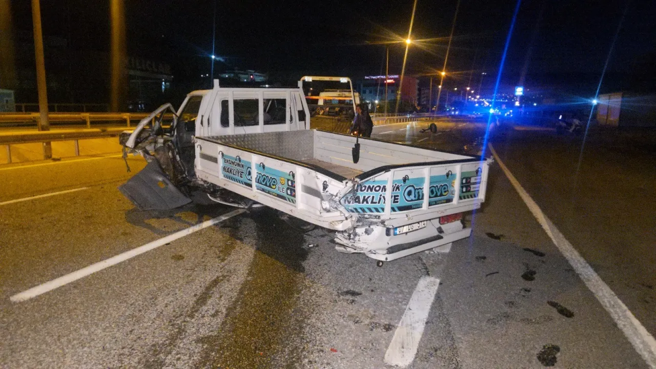 Orhangazi’de Otomobil Kamyonete Çarpıp Takla Attı 3 Yaralı (1)