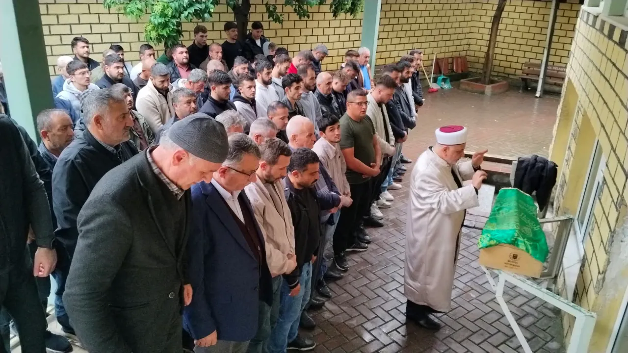 Otomobilin Çarptığı 2 Yaşındaki Melis Son Yolculuğuna Uğurlandı (2)