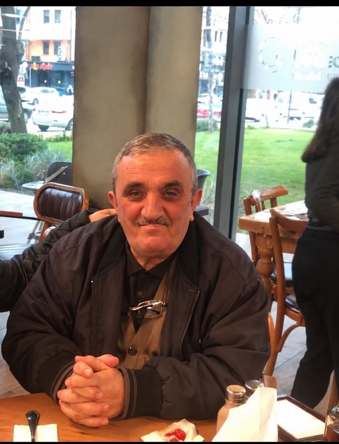 Pencere Kenarında Sıcak Kafe Sohbeti