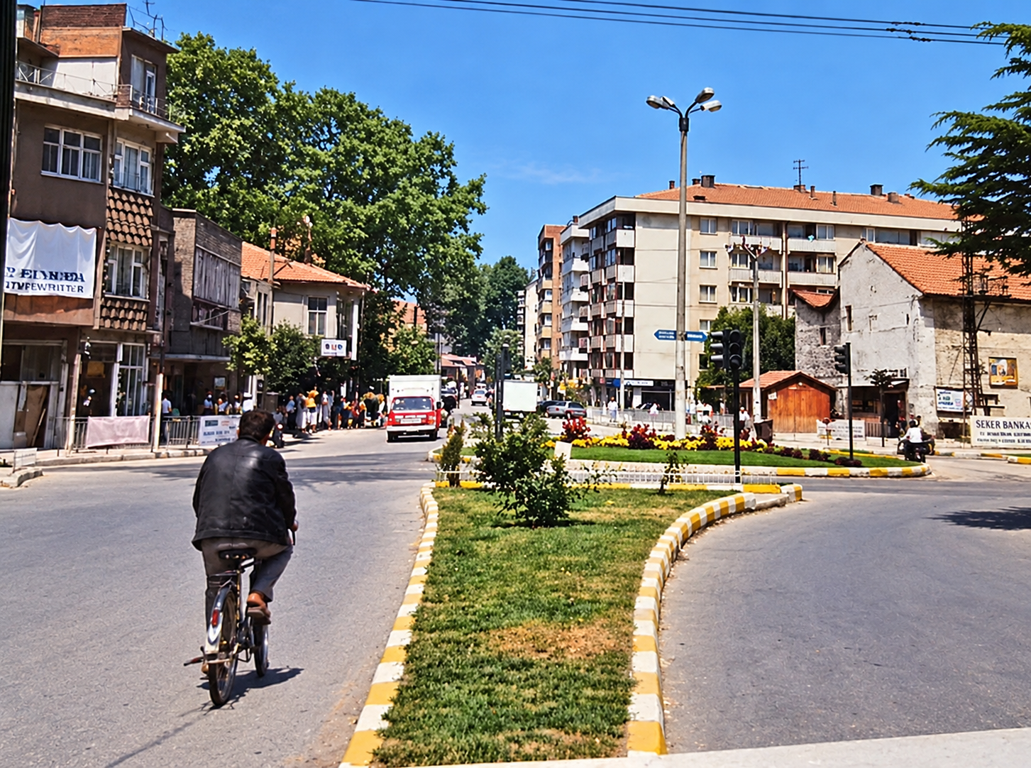 Renkli Kentsel Kavşakta Bisikletçi
