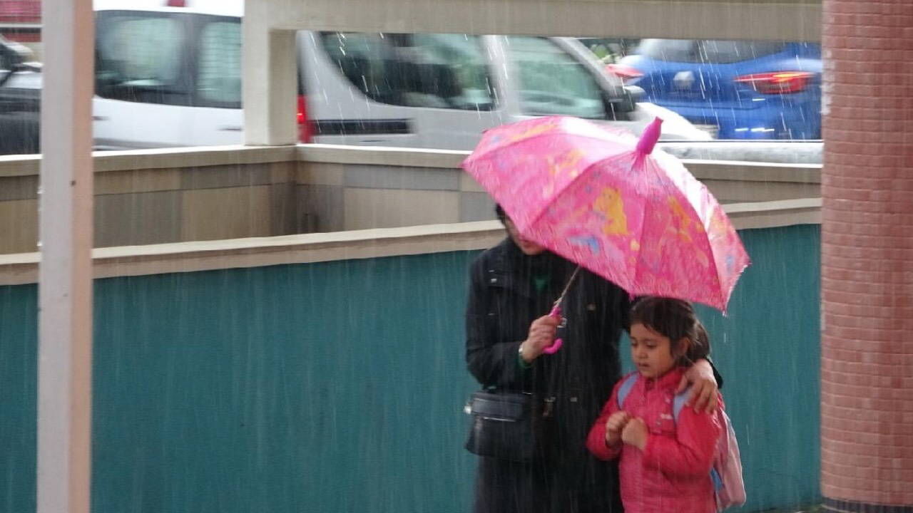 Sağanak Yağış Ve Kuvvetli Rüzgâr Nedeniyle Yalova Ve Kocaeli’de 15 Ekim 2026 Perşembe Günü Tüm Eğitim Kurumlarında Eğitime Ara Verildi. Yalova’da Iki Tekerlekli Araçlara Da Geçici Trafik Yasağı Getirildi.