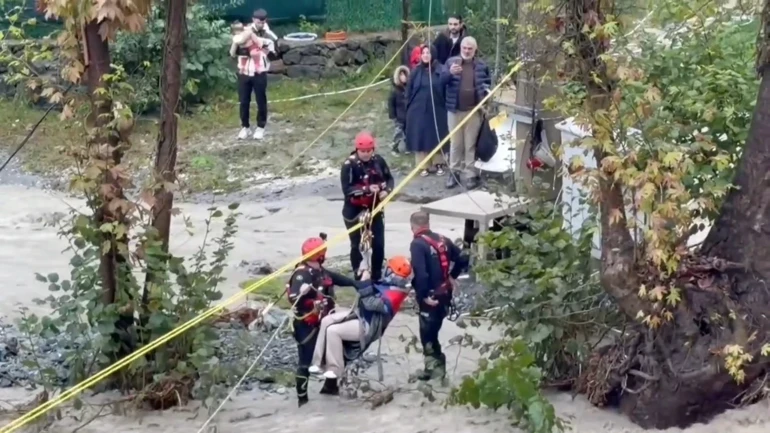 Sakarya'da Sel Ve Heyelan: 8 Kişi Halatlarla Kurtarıldı, Evler Toprak Altında Kaldı6Ad22Fa1C628Bee4419Eecc9.Jpg
