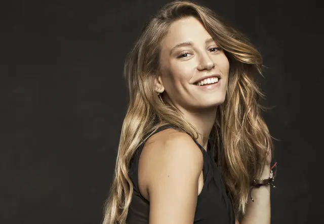 Serenay Sarıkaya Kimdir, Kaç Yaşında, Nereli? Hangi Dizilerde Ve Filmlerde Oynadı?640Xauto.jpg