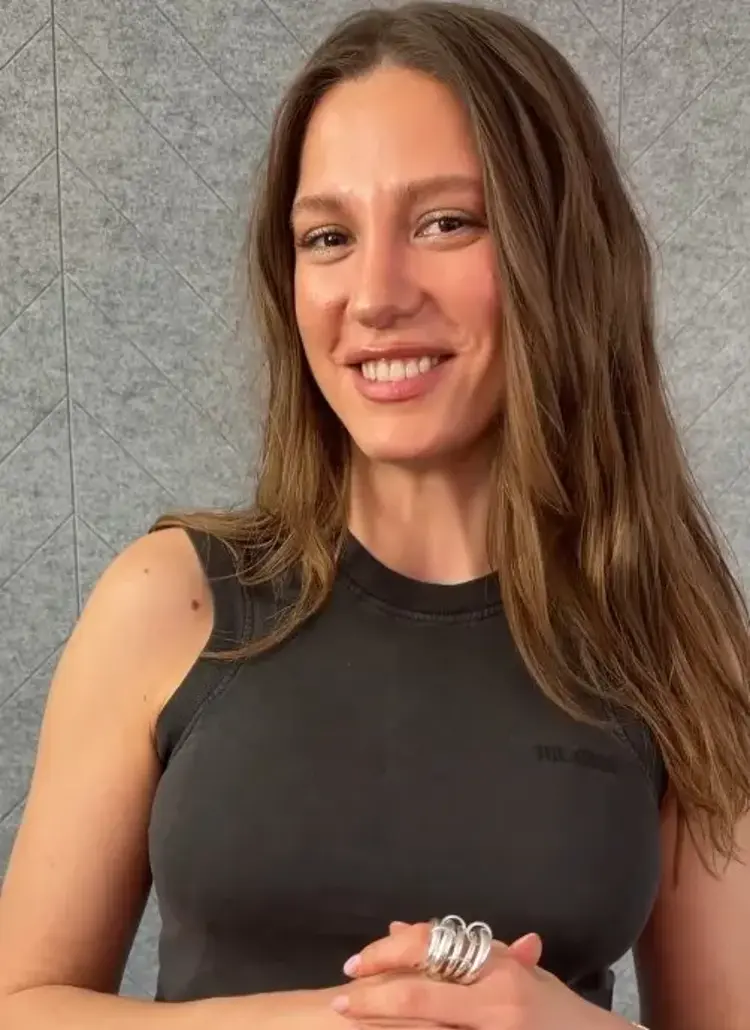 Serenay Sarıkaya Kimdir, Kaç Yaşında, Nereli? Hangi Dizilerde Ve Filmlerde Oynadı?6Ae05567B65De53Ef53Baba9.Jpg